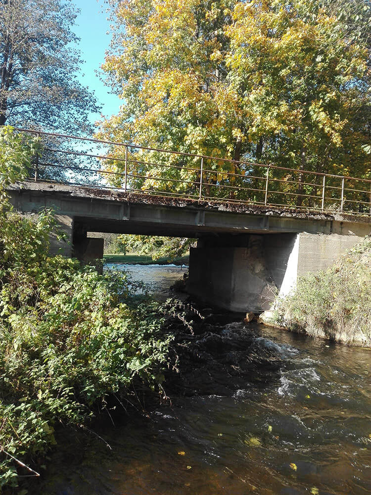 most nad rzeką wdą